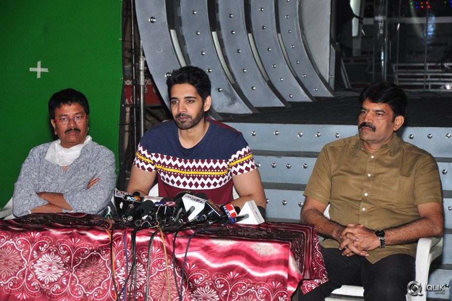 Aatadukundam-Raa-Movie-Press-Meet